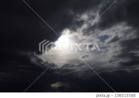 厚い雲に覆われた空 136513588