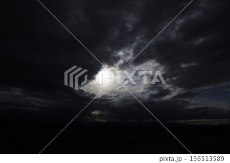 厚い雲に覆われた空 136513589
