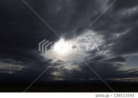 厚い雲に覆われた空 136513591