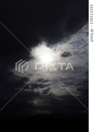 厚い雲に覆われた空 厚い雲に覆われた空 136513593