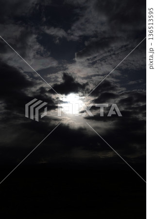 厚い雲に覆われた空 厚い雲に覆われた空 136513595