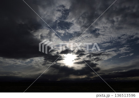 厚い雲に覆われた空 136513596
