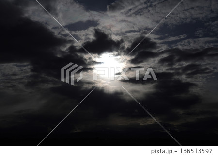 厚い雲に覆われた空 136513597