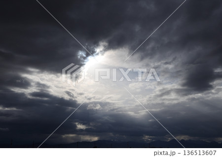 厚い雲に覆われた空 厚い雲に覆われた空 136513607