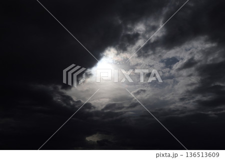 厚い雲に覆われた空 136513609