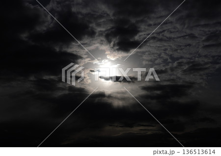 厚い雲に覆われた空 136513614