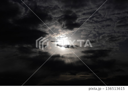 厚い雲に覆われた空 136513615
