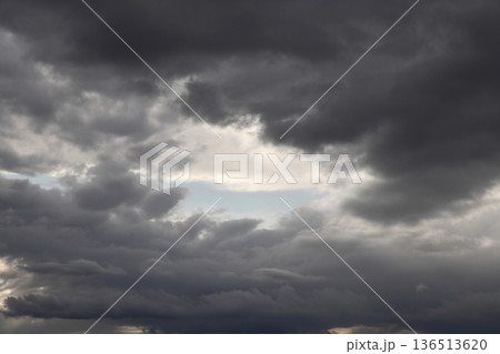 厚い雲に覆われた空 厚い雲に覆われた空 136513620