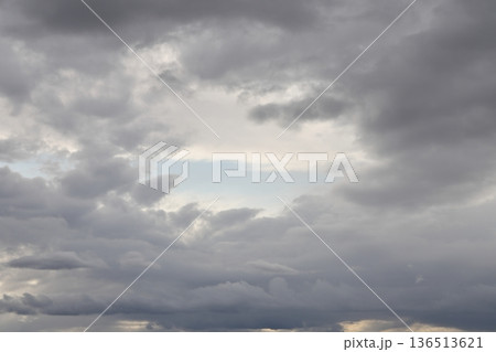 厚い雲に覆われた空 136513621