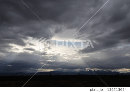 厚い雲に覆われた空 136513624