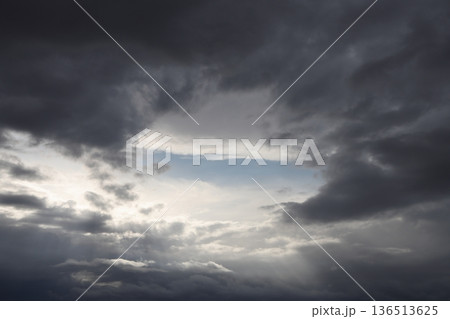 厚い雲に覆われた空 136513625