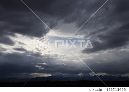 厚い雲に覆われた空 136513626