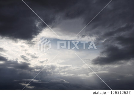 厚い雲に覆われた空 136513627