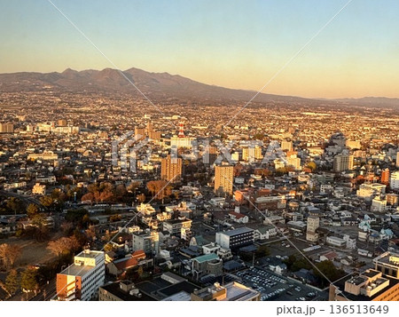 夕日に染まる赤城山 136513649