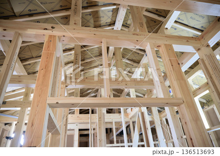 住宅イメージ　建築中の木造平屋の骨組み 136513693