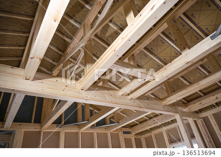 住宅イメージ 建築中の木造平屋の骨組み 住宅イメージ 建築中の木造平屋の骨組み 136513694