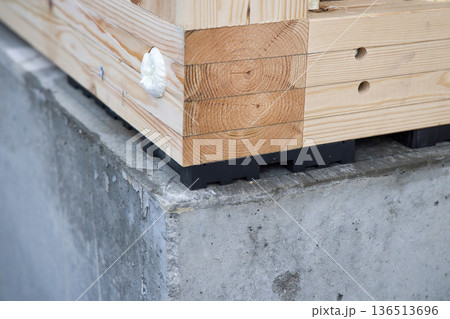 住宅イメージ　建築中の木造住宅の土台通気　全周換気 136513696