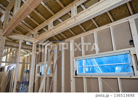 住宅イメージ 建築中の木造平屋の骨組み 住宅イメージ 建築中の木造平屋の骨組み 136513698