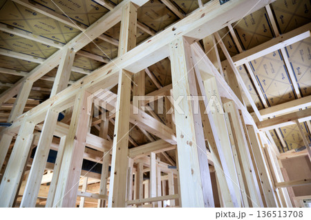 住宅イメージ 建築中の木造平屋の骨組み 住宅イメージ 建築中の木造平屋の骨組み 136513708