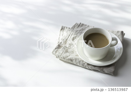 白背景にカフェオレのカップとリネンクロス 余白 白背景にカフェオレのカップとリネンクロス 余白 136513987