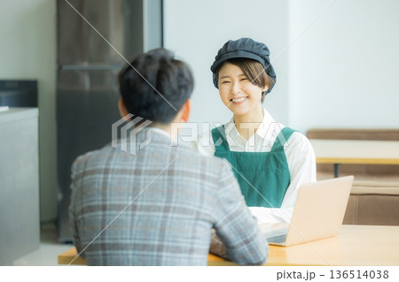 資料を見ながら打ち合わせする空調服の職人の男性 資料を見ながら打ち合わせする空調服の職人の男性 136514038