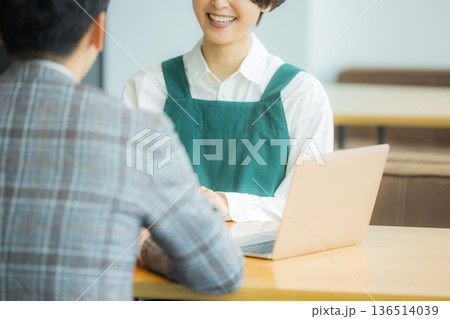 資料を見ながら打ち合わせする空調服の職人の男性 資料を見ながら打ち合わせする空調服の職人の男性 136514039