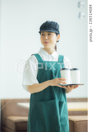 カフェで働く若い女性店員 カフェで働く若い女性店員 136514084