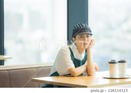 困った顔のカフェの店員 136514123