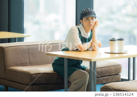 困った顔のカフェの店員 困った顔のカフェの店員 136514124