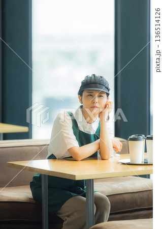 困った顔のカフェの店員 136514126