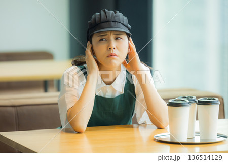 困った顔のカフェの店員 136514129