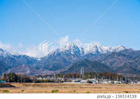 田園地帯より眺める冬の鈴鹿山脈《三重県 菰野町》 田園地帯より眺める冬の鈴鹿山脈《三重県 菰野町》 136514139
