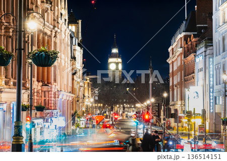 ロンドン 夜のトラファルガー広場とエリザベス・タワー ロンドン 夜のトラファルガー広場とエリザベス・タワー 136514151