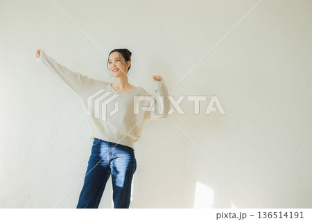 伸びをする女性 136514191