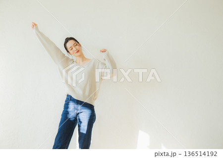 伸びをする女性 136514192