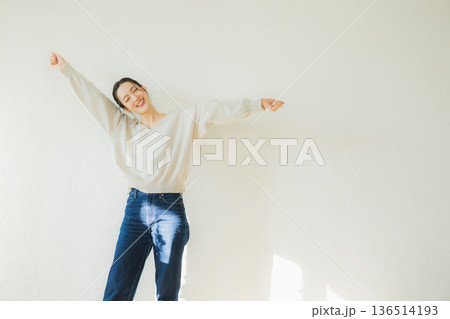 伸びをする女性 伸びをする女性 136514193