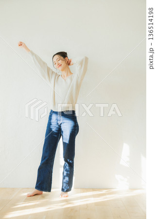 伸びをする女性 伸びをする女性 136514198