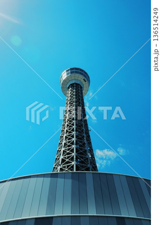 横浜港のシンボル、横浜マリンタワーの外観と快晴の空 136514249