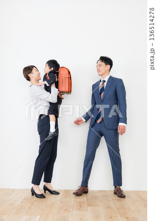 入学式の親子 入学式の親子 136514278