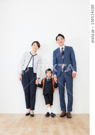 入学式の親子　 136514280