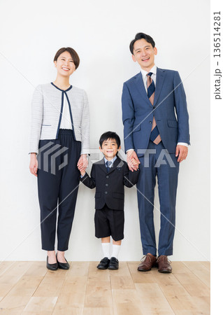 入学式の親子　 136514281