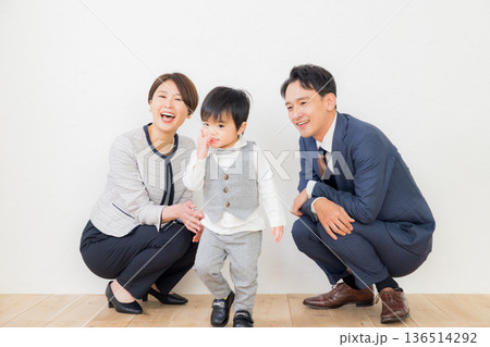 入学式の親子　 136514292