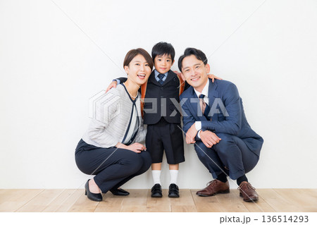 入学式の親子　 136514293