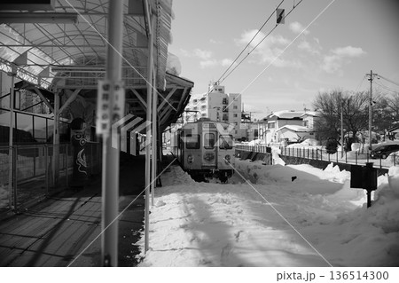 雪の積もる街と電車 雪の積もる街と電車 136514300