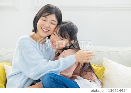 母親に甘える女の子　 136514434