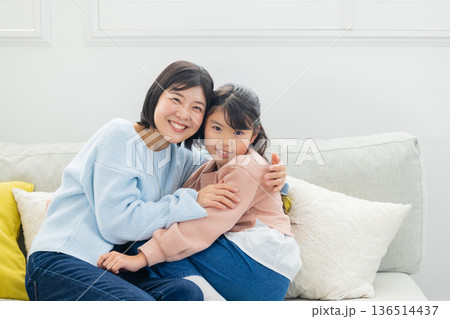 母親に甘える女の子　 136514437