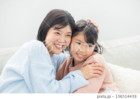 母親に甘える女の子 136514439