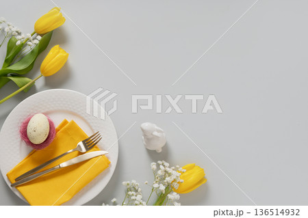 Easter plate with egg and spring flowers composition Easter plate with egg and spring flowers composition 136514932