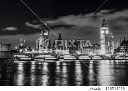 ロンドン　夜のテムズ川とウェストミンスター宮殿　モノクロ 136514986