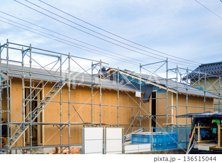 住宅イメージ 建築中の木造平屋住宅 ルーフィング貼り 住宅イメージ 建築中の木造平屋住宅 ルーフィング貼り 136515044